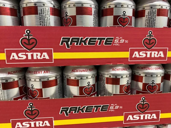 Almanya, Viersen - 9 Ocak. 2022: Kutuların yakınlaştırılması Asterra rakete birası Alman süpermarketinin rafında