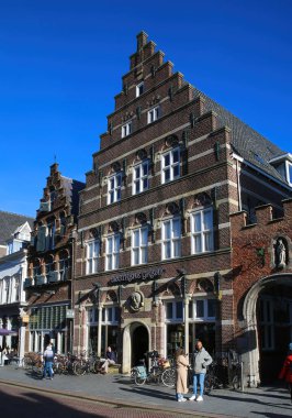 Hertogenbosch, Hollanda - 9 Şubat. 2022: Şehir merkezinde mavi kış gökyüzüne karşı tipik Hollandalı evleri ön cephede görmek