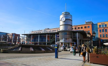 Hertogenbosch, Hollanda - 9 Şubat. 2022: Cntral tren istasyonunda mavi güneşli kış gökyüzüne karşı meydanı görmek