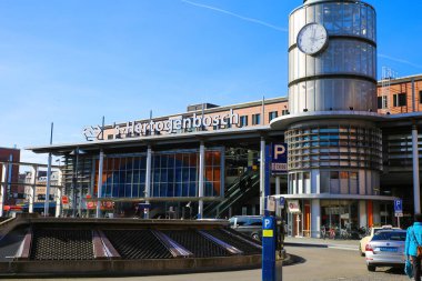 Hertogenbosch, Hollanda - 9 Şubat. 2022: Cntral tren istasyonunda mavi güneşli kış gökyüzüne karşı meydanı görmek