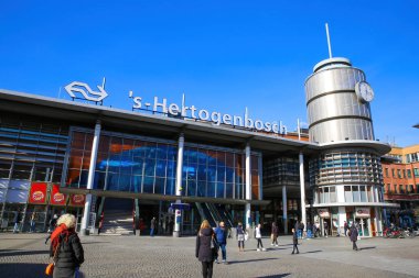 Hertogenbosch, Hollanda - 9 Şubat. 2022: Cntral tren istasyonunda mavi güneşli kış gökyüzüne karşı meydanı görmek