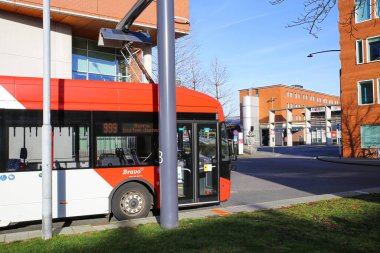 Hertogenbosch, Hollanda - 9 Şubat. 2022: Tepedeki depo şarj istasyonunda elektrik otobüsü görüntüsü