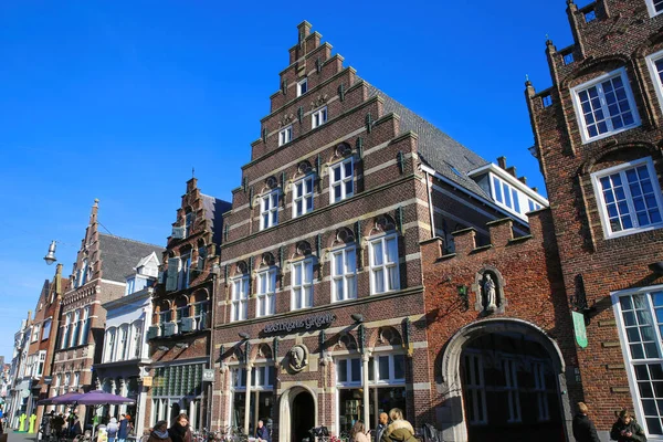 2月9日 Hertogenbosch 2022年 市中心典型的带花边房屋与蓝色冬季天空的立面景观 — 图库照片