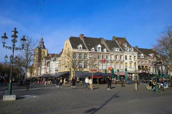 オランダのマーストリヒト 2月13日 2022 青い冬の空に対してレストランで外に座っている人々と典型的なオランダの家の市場広場を見下ろす — ストック写真
