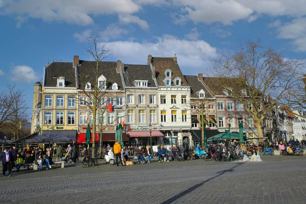 オランダのマーストリヒト 2月13日 2022 青い冬の空に対してレストランで外に座っている人々と典型的なオランダの家の市場広場を見下ろす — ストック写真