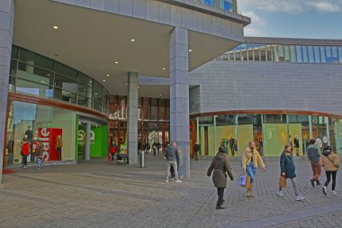 Maastricht (pazar), Hollanda - 13 Şubat. 2022: Güneşli kış günlerinde modern alışveriş merkezi mozai forumuna bakın