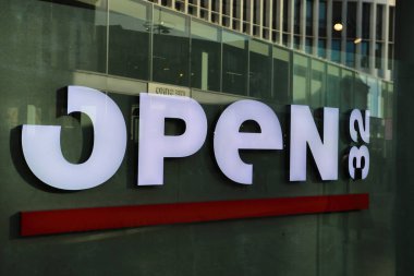 Maastricht, Hollanda - 9 Şubat. 2022: Moda şirketinin logosu mağazanın önünde 32 adet açıldı