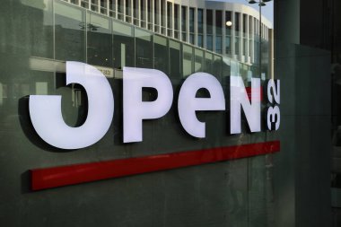 Maastricht, Hollanda - 9 Şubat. 2022: Moda şirketinin logosu mağazanın önünde 32 adet açıldı