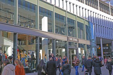 Maastricht (pazar), Hollanda - 13 Şubat. 2022: Güneşli kış günlerinde modern alışveriş merkezi mozai forumuna bakın