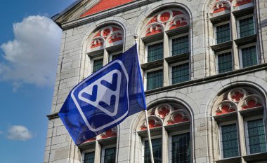 Maastricht, Hollanda - 9 Şubat. 2022: Mavi gökyüzüne karşı Hollandalı VVVV turist bilgilerinin logosuna sahip ziyaretçi merkezi pencereli eski ev cephesine bak