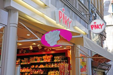 Maastricht, Hollanda - 9 Şubat. 2022: Kentteki dükkanın önünde serçe parmak şekeri dükkanına bak (merkezdeki dondurma tabelasına odaklan)