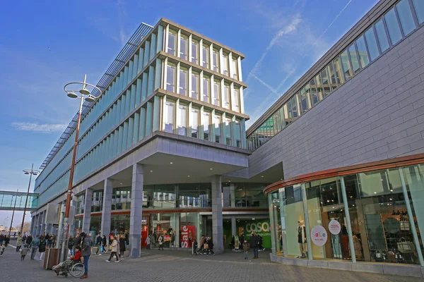 Maastricht (pazar), Hollanda - 13 Şubat. 2022: Güneşli kış günlerinde modern alışveriş merkezi mozai forumuna bakın