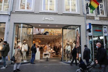 Maastricht, Hollanda - 13 Şubat. 2022: Yoğun caddedeki pamuk klubü moda mağazasının girişinde görüntü