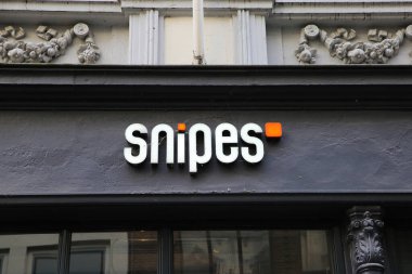 Maastricht, Hollanda - 13 Şubat. 2022: Snipes marka ayakkabı logosu olan dükkânın girişine bakın