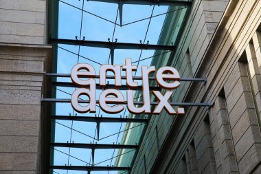 Maastricht, Hollanda - 13 Şubat. 2022: Alışveriş merkezinin girişindeki Entre Deux logosu görüntülendi
