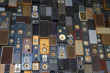 Maastricht, Hollanda - 13 Şubat. 2022: İzole edilmiş duvarda birçok üst üste yığılmış müzik vintage hoparlör kutularını görüntüle