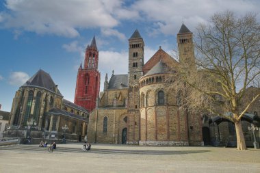 Maastricht, Hollanda - 13 Şubat. 2022: Aziz Servatius Bazilikası ve Mavi Kış Gökyüzü 'ne karşı Aziz John Kilisesi