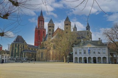 Maastricht, Hollanda - 13 Şubat. 2022: Aziz Servatius Bazilikası ve Mavi Kış Gökyüzü 'ne karşı Aziz John Kilisesi