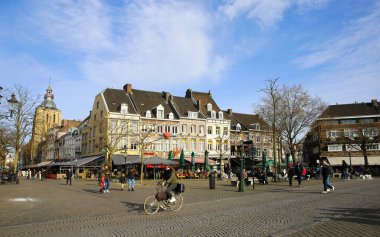 Maastricht, Hollanda - 13 Şubat. 2022: Mavi kış gökyüzüne karşı tipik eski Hollandalı evleri pazar meydanında görüntüle