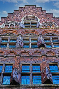 15. yüzyıldan kalma gengelli çatılı ortaçağ tuğla duvar cephesine alçak açı görünümü - Roermond (Koopmanshuis), Hollanda (ön cephe merkezine odaklan))
