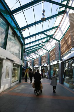 Roermond (Roercenter), Hollanda - 9 Şubat. 2022: Camdan çatısı ve dükkanları olan modern alışveriş merkezi