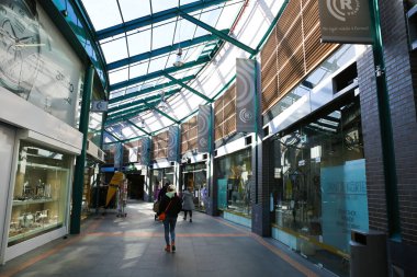 Roermond (Roercenter), Hollanda - 9 Şubat. 2022: Camdan çatısı ve dükkanları olan modern alışveriş merkezi