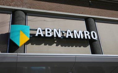 Roermond, Hollanda - 9 Şubat. 2022: Hollandalı bankanın giriş kapısının üzerindeki logo harfleriyle ev cephesine bakın