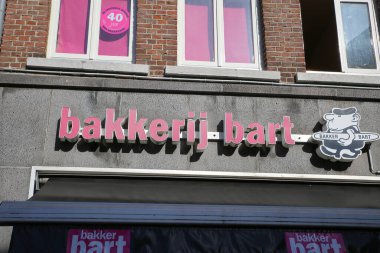 Roermond, Hollanda - 9 Şubat. 2022: Hollandalı Bakkerij Bart 'ın logo harfleriyle mağaza cephesinde görünüm