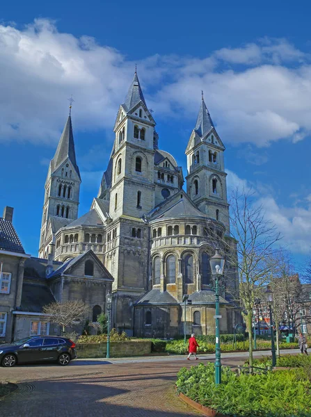 Roermond Munsterchurch 2022 세기의 낭만주의 교회의 과푸른 하늘을 배경으로 — 스톡 사진