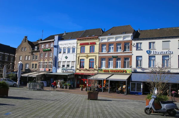 オランダのRoermond Stationspline 2月9日 2022 青い空に対する典型的なオランダのカフェやレストランで広場を見下ろす — ストック写真