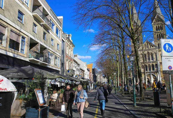 オランダのローレモンド 2月9日 2022 晴れた冬の日にカフェや中世の教会と歩行者天国の通りで見る — ストック写真