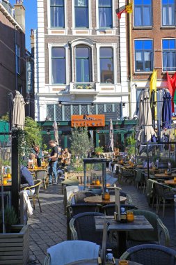 Nijmegen (Grote markt), Hollanda - 27 Şubat. 2022: Tipik Hollanda lokantasına dışarıdan bakan çok az kişi var