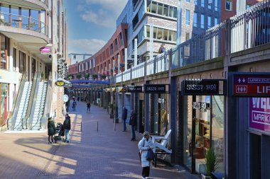 Nijmegen (Marikenstraat), Hollanda - 27 Şubat. 2022: Güneşli kış gününde yayalara bakan alışveriş caddesinde insanların görüntüsü