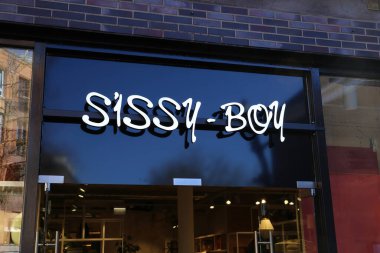 Nijmegen, Hollanda - 27 Şubat. 2022: Marketin girişinde hanım evladı bir çocuğun logosu var.