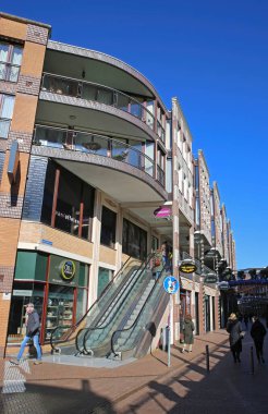 Nijmegen (Marikenstraat), Hollanda - 27 Şubat. 2022: Güneşli kış gününde yayalara bakan alışveriş caddesinde insanların görüntüsü
