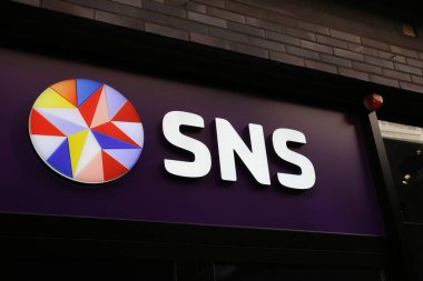 Nijmegen, Hollanda - 27 Şubat. 2022: Girişin üzerinde Hollanda bankasının logo harfleriyle izole edilmiş tabelanın kapatılması