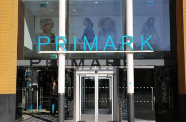 Nijmegen, Hollanda - 27 Şubat. 2022: Primark Moda zinciri mağazası girişinin logosu görüntülendi