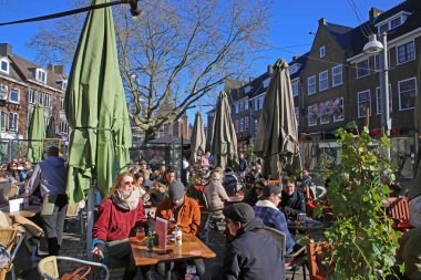 Nijmegen (Koningsplein), Hollanda - 27 Şubat. 2022: Güneşli kış günlerinde dışarıdaki kalabalığın oturduğu dış kafe restoranına bakın.