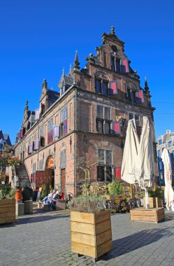 Nijmegen (grote markt), Hollanda - 27 Şubat. 2022: Güneşli bir günde kafeler, restoranlar ve eski ortaçağ binalarıyla dolu işlek pazar meydanını görmek