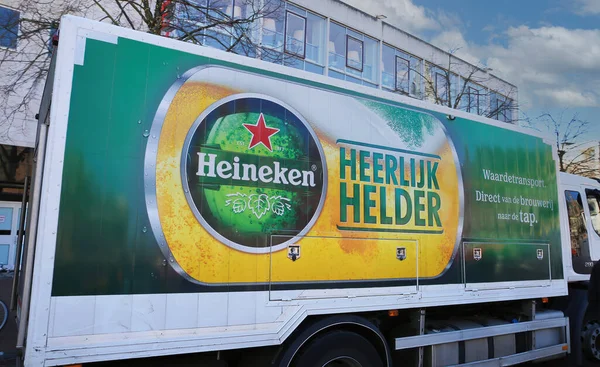 Nijmegen, Hollanda - 27 Şubat. 2022: Hollanda 'daki Heineken bira fabrikasının logosu olan teslimat kamyonuna bakın
