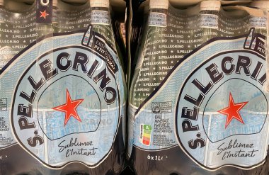 Liege, Belçika - 3 Mart. 2022: Plastik şişelerin kapanışı ve üzerinde 