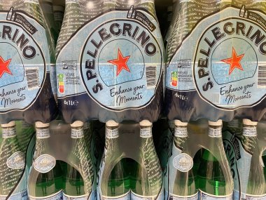 Liege, Belçika - 3 Mart. 2022: Plastik şişelerin kapanışı ve üzerinde 