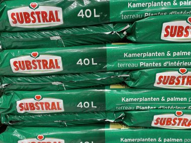 Liege, Belçika - 3 Mart. 2022: Üst üste yığılmış 40 L saksı toprak torbası ve alt kademe logosu