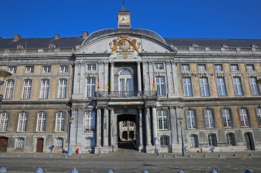 Liege (Pl St. Lambert), Belçika - 5 Mart. 2022: Mavi gökyüzüne karşı ortaçağ Rönesans tarzı prens sarayı cephelerine bakın