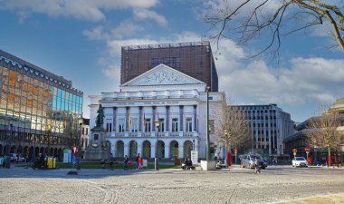 Liege, Belçika - 5 Mart. 2022: Mavi kış gökyüzüne karşı tarihi opera binasına kare üzerinden bak