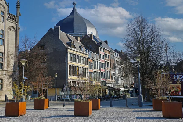 Liege Lambert Belgium March 2022年 看到中世纪建筑的正方形 蓝色天空下的教堂穹顶 — 图库照片