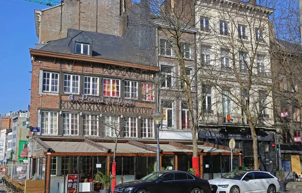 リエージュ ベルギー 3月5日 2022 晴れた冬の日に市内中心部にカフェがある古代の建物の眺め — ストック写真