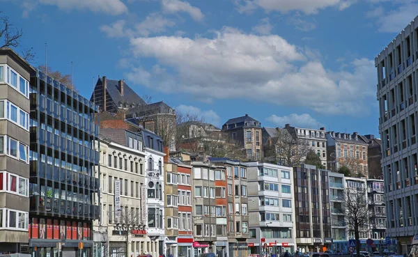 ベルギーのリエージュ Sauveniere 3月5日 2022年 昭和5年 中世の建物が青空を背景に中心街の街並みを見る — ストック写真