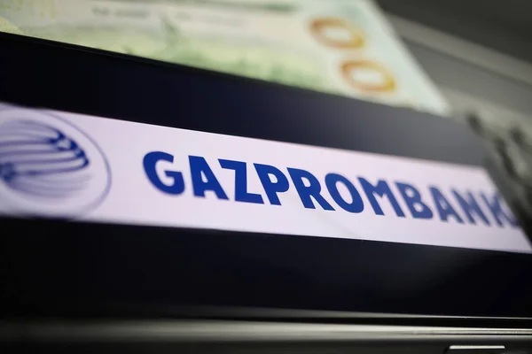 Viersen Almanya Mart 2022 Rus Gazprombank Logosuyla Bilgisayar Klavyesindeki Cep — Stok fotoğraf