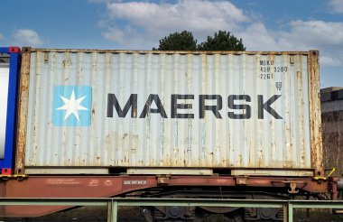 Viersen, Almanya - 9 Mart. 2022: Maersk nakliye şirketinin bir kargo konteynırıyla korku trenine bakın